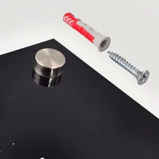 Mit Abdeckkappen